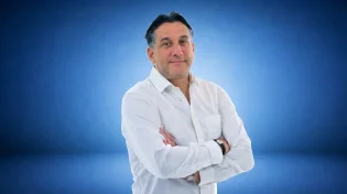 חיים ישראל: "לפעמים מוחקים, מנסים שוב ורק אז נולד שיר"