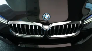 את זה עוד לא ראינו: הבוסית חילקה רכבי BMW לעובדות