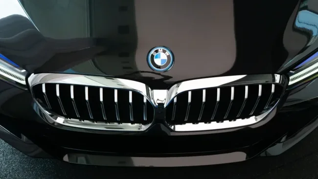 את זה עוד לא ראינו: הבוסית חילקה רכבי BMW לעובדות