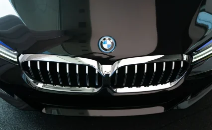 את זה עוד לא ראינו: הבוסית חילקה רכבי BMW לעובדות