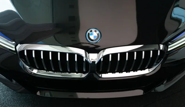 את זה עוד לא ראינו: הבוסית חילקה רכבי BMW לעובדות