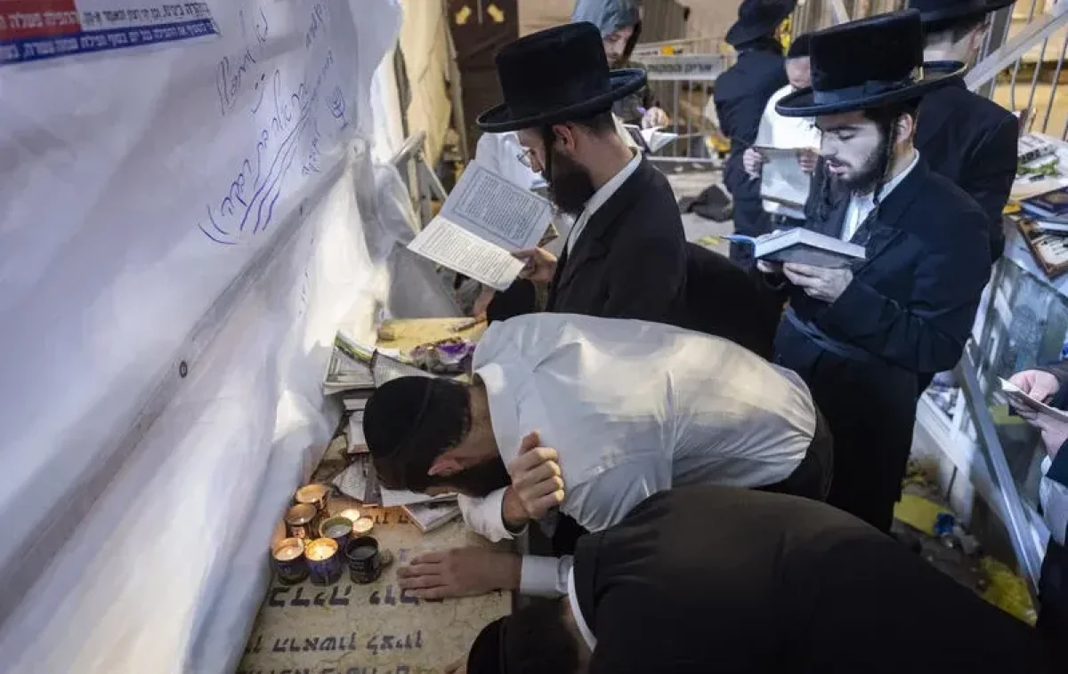 מתפללים על ציונו של מרן הרב מתפללים על ציונו של מרן הרב