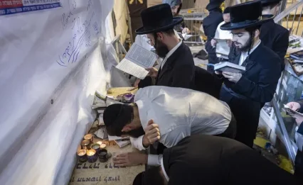 נגע בכולם: המונים נוהרים לציונו של מרן הרב עובדיה