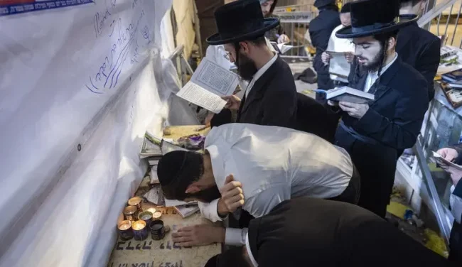 נגע בכולם: המונים נוהרים לציונו של מרן הרב עובדיה