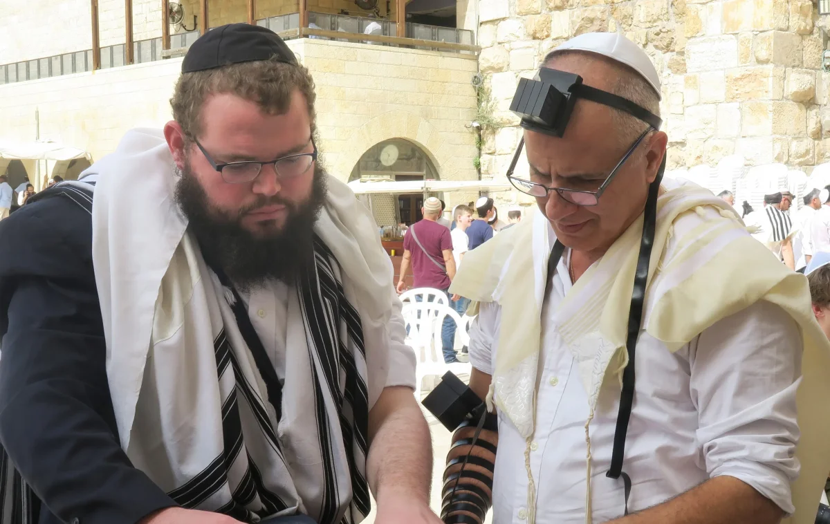 שני אנשים עם תפילין שני אנשים עם תפילין
