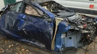 במהירות של 285 קמ"ש: הטסלה התהפכה והתרסקה לעיני המצלמה