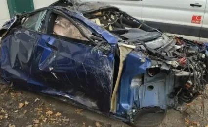 במהירות של 285 קמ"ש: הטסלה התהפכה והתרסקה לעיני המצלמה