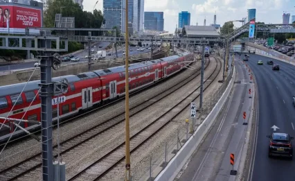 דרמה על יד באר יעקב: רכבת פגעה באופנוע, הרוכב נמלט