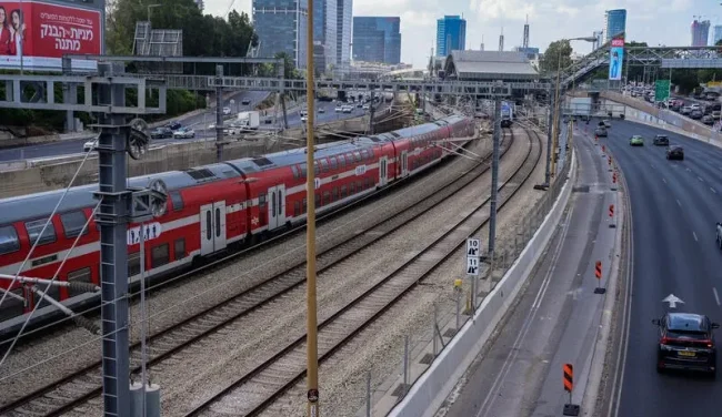 דרמה על יד באר יעקב: רכבת פגעה באופנוע, הרוכב נמלט