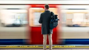 הוא ירד מהרכבת, ואז נשמע פיצוץ ששינה את חייו