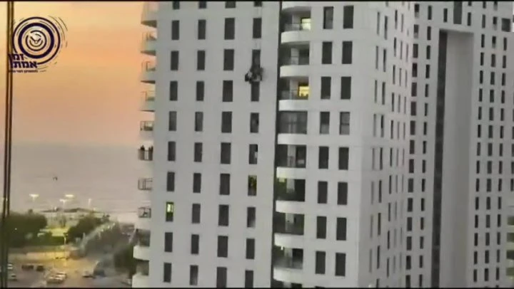 תיעוד דרמטי: לוחמי הימ״מ גלשו מגג בניין בבת ים וחילצו בשלום אישה שהתבצרה בביתה ואיימה לקפוץ מחלון