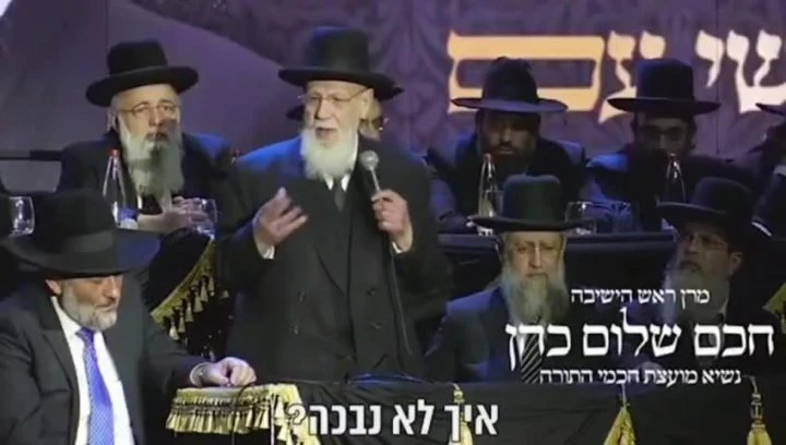 תיעוד מצמרר: מרן חכם שלום כהן זצ״ל פורץ בבכי מרגש עד דמעות, ברגע עוצמתי שממיס את הלב.