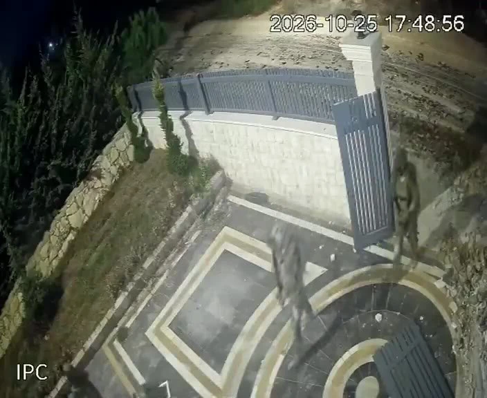 תיעוד נדיר מצלמת אבטחה תיעדה את רגע שבו כוח ישראלי פרץ לבית באזור אל-חמרה - זוטר המזרחית, גבול סוריה, וטרקטור צבאי החל לחפור בחצר.