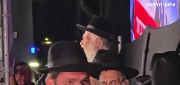 אלפים משתתפים כעת בכינוס יהדות התורה בגשר שכונת מתחם הסופרים בעיר, הגאון הרב נתן זוכובסקי שליט"א פתח את המעמד. צילום דוד קשת.