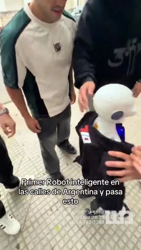 הרובוט יצא לרחוב, והחבר'ה החליטו להציק לו...