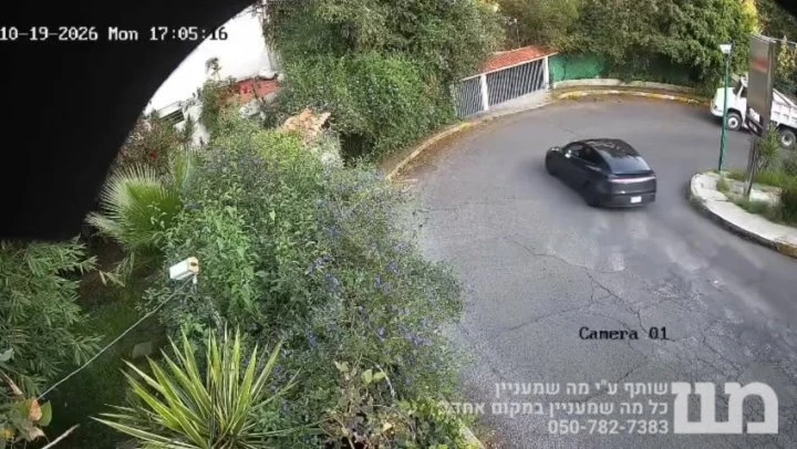 נהג טסלה Model Y איבד שליטה בירידה תלולה במקסיקו סיטי, פרץ שער של בית, חצה את החצר, ונפל לרחוב שנמצא במפלס נמוך יותר.