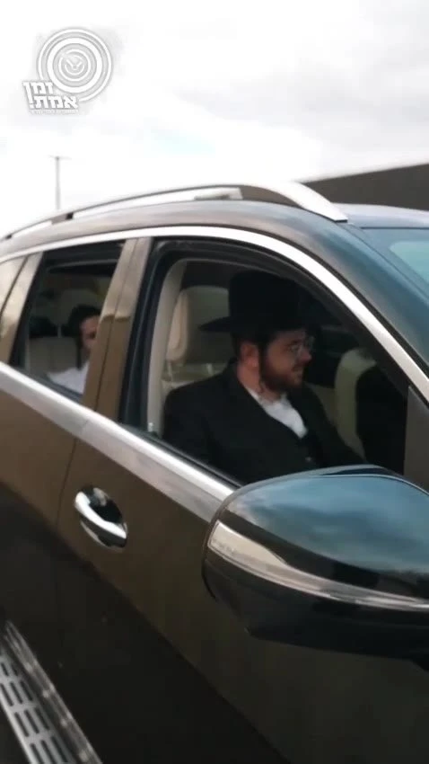 הכושי הויראלי מה"ראטוועט" זכה לביקור מהזמר של השיר, הערשי ויינברגער, שהפתיע אותו עם מתנה מיוחדת