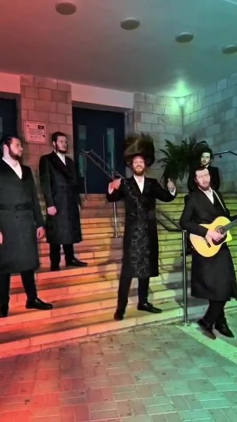 שירו של חנן בן ארי שבוע טוב בביצוע מגניב של שרולי וינברגר וההרכב שלו "שבעס Choir".