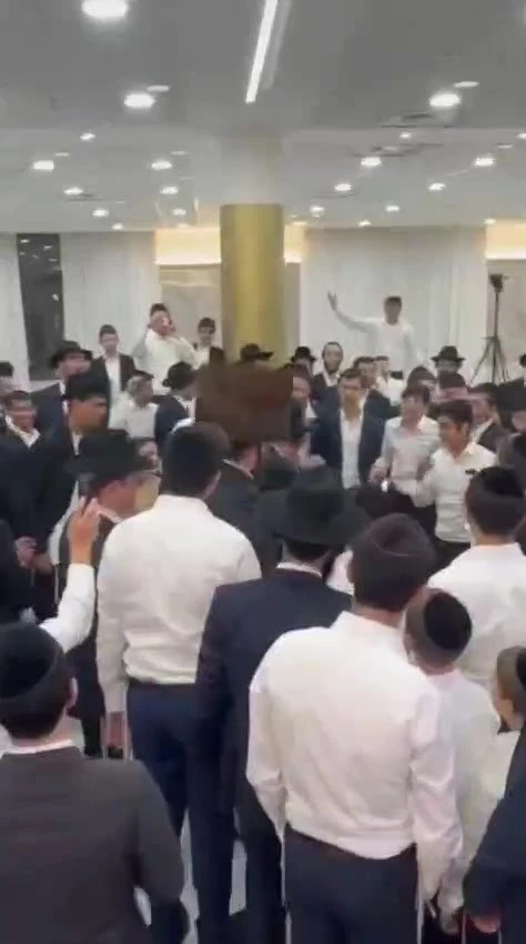 הגרש"ב סורוצקין מרקיד את מאות בחורי הישיבות במעמד הסיומים המרכזי בישוב תל ציון. (קרדיט: ישראל כהן)
