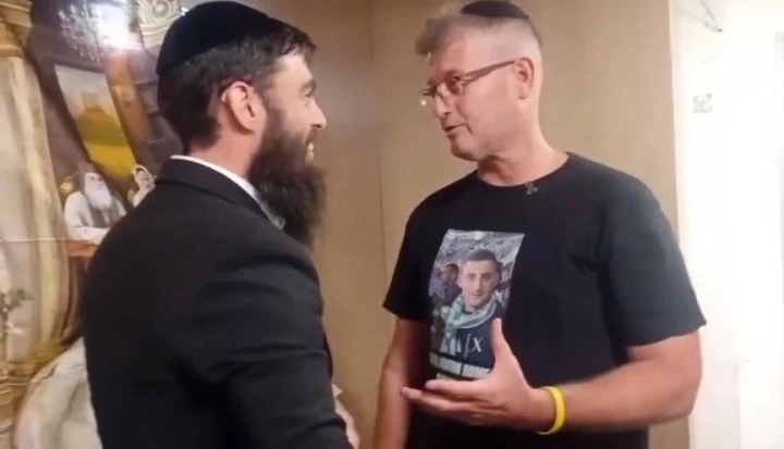 ביקור מרגש אצל הרב קוק שליט"א אביו של החטוף מתן בא לומר תודה על התפילות והאמונה.