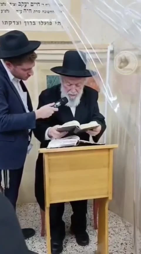 מרן הגאון רבי יצחק זילברשטיין בתפילה בדמעות לרפואת חתנו הצדיק הרב דב הכהן בן שושנה קוק.