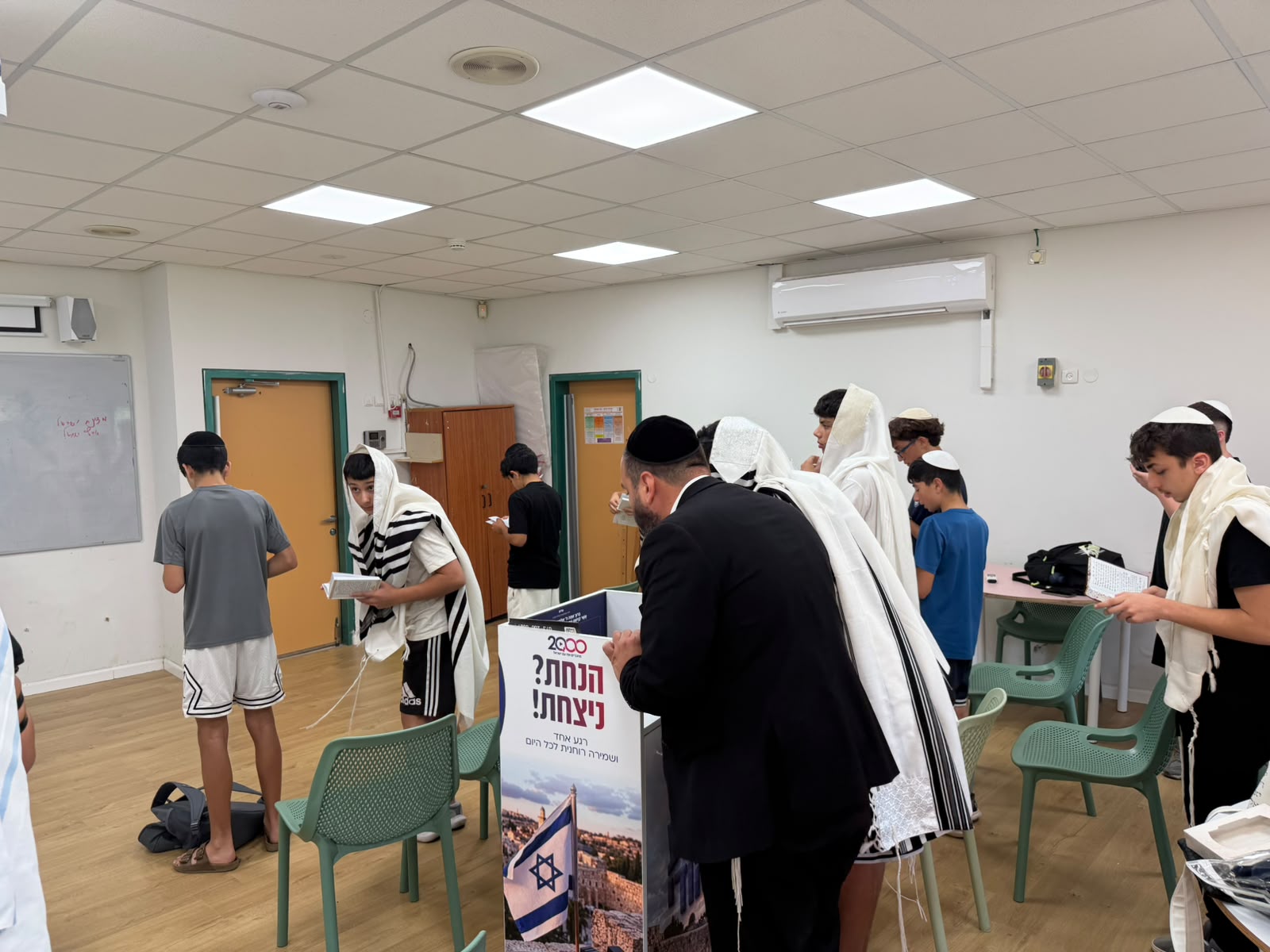 התלמידים במזכרת בתיה התלמידים במזכרת בתיה