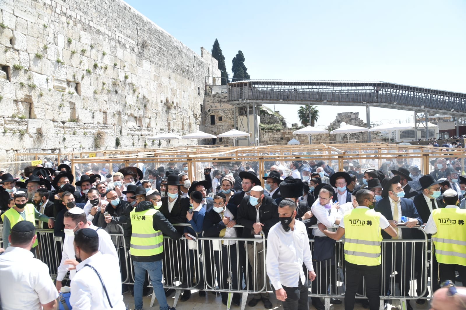 לאחר שנה וחצי הגרח קנייבסקי ברחבת הכותל (צילום עזרא טרבלסי)