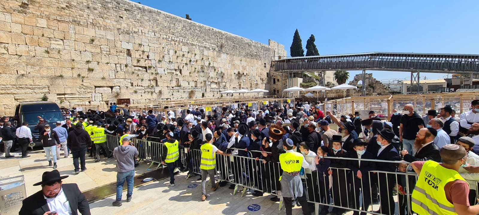 לאחר שנה וחצי הגרח קנייבסקי ברחבת הכותל (צילום עזרא טרבלסי)