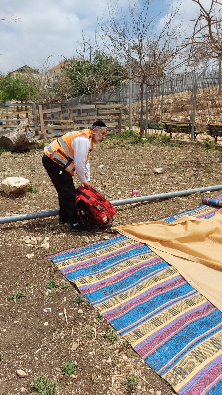 אלעד: סככה קרסה על ילד כבן 8 – מצבו בינוני (צילום: דוברות איחוד והצלה)