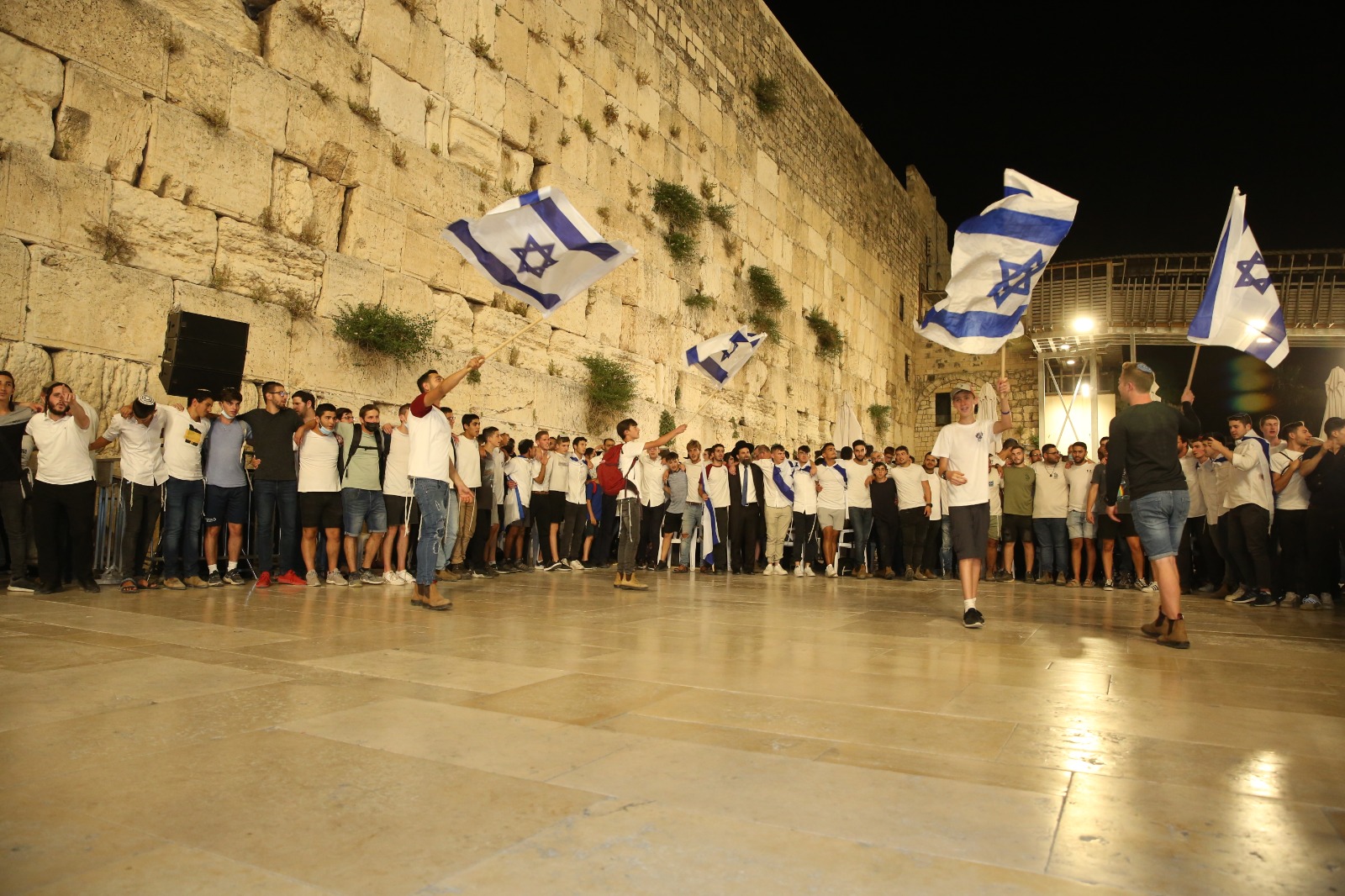 אלפים חגגו הלילה בכותל המערבי והודו לקב"ה על היציאה מהקורונה (קרדיט: הקרן למורשת הכותל)