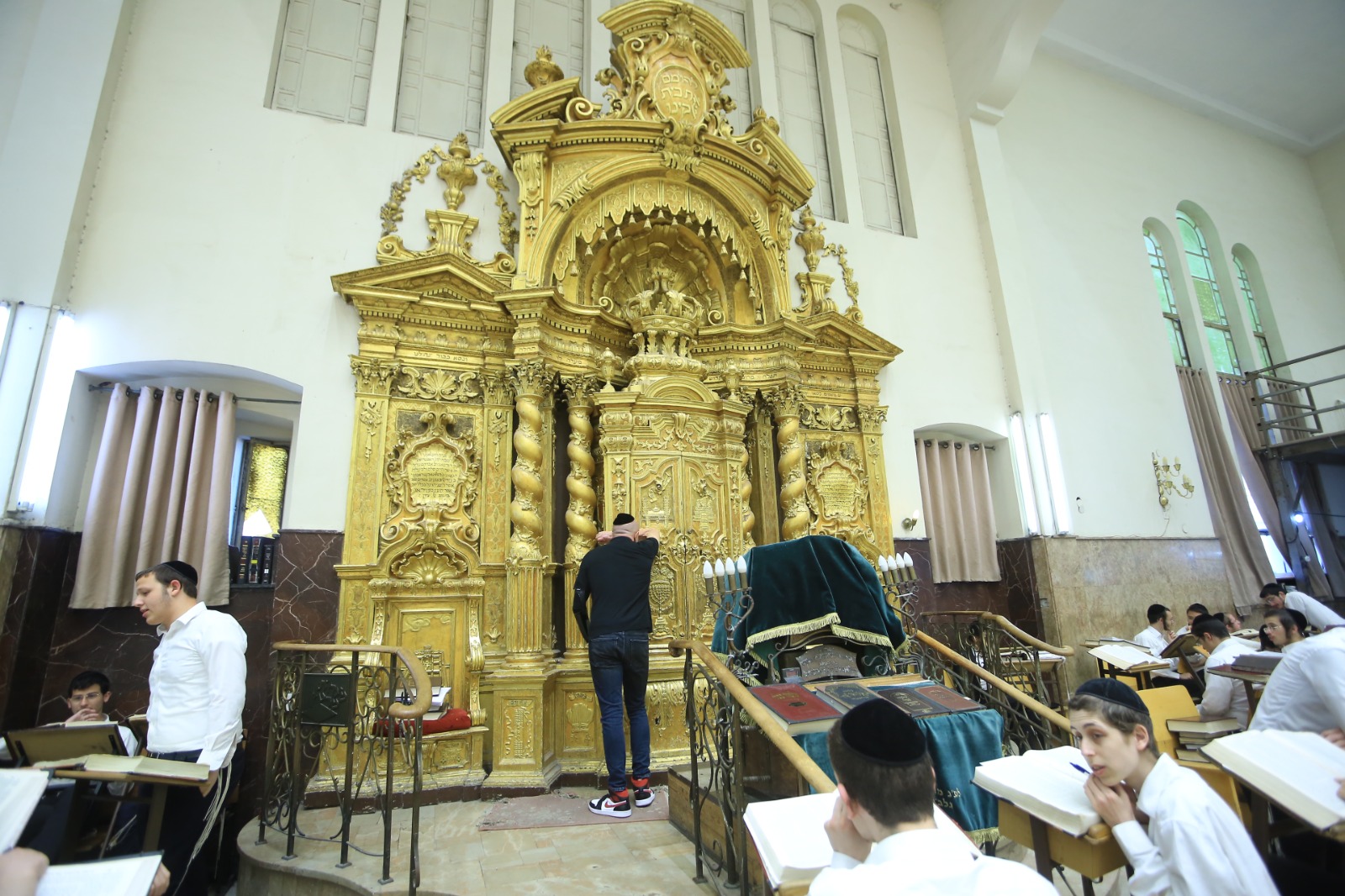 ליד ארון הקודש בישיבה.(צילום: דוד זר)