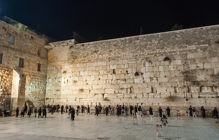 צאת צום תשעה באב תשפא 2021 (צילום: Felix Lipov/shutterstock)