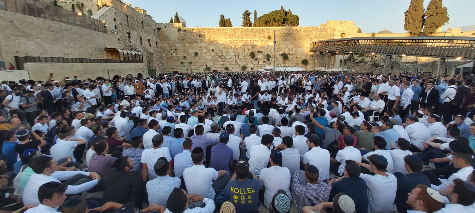 רחבת הכותל בצאת צום תשעה באב. (צילום: הקרן למורשת הכותל)