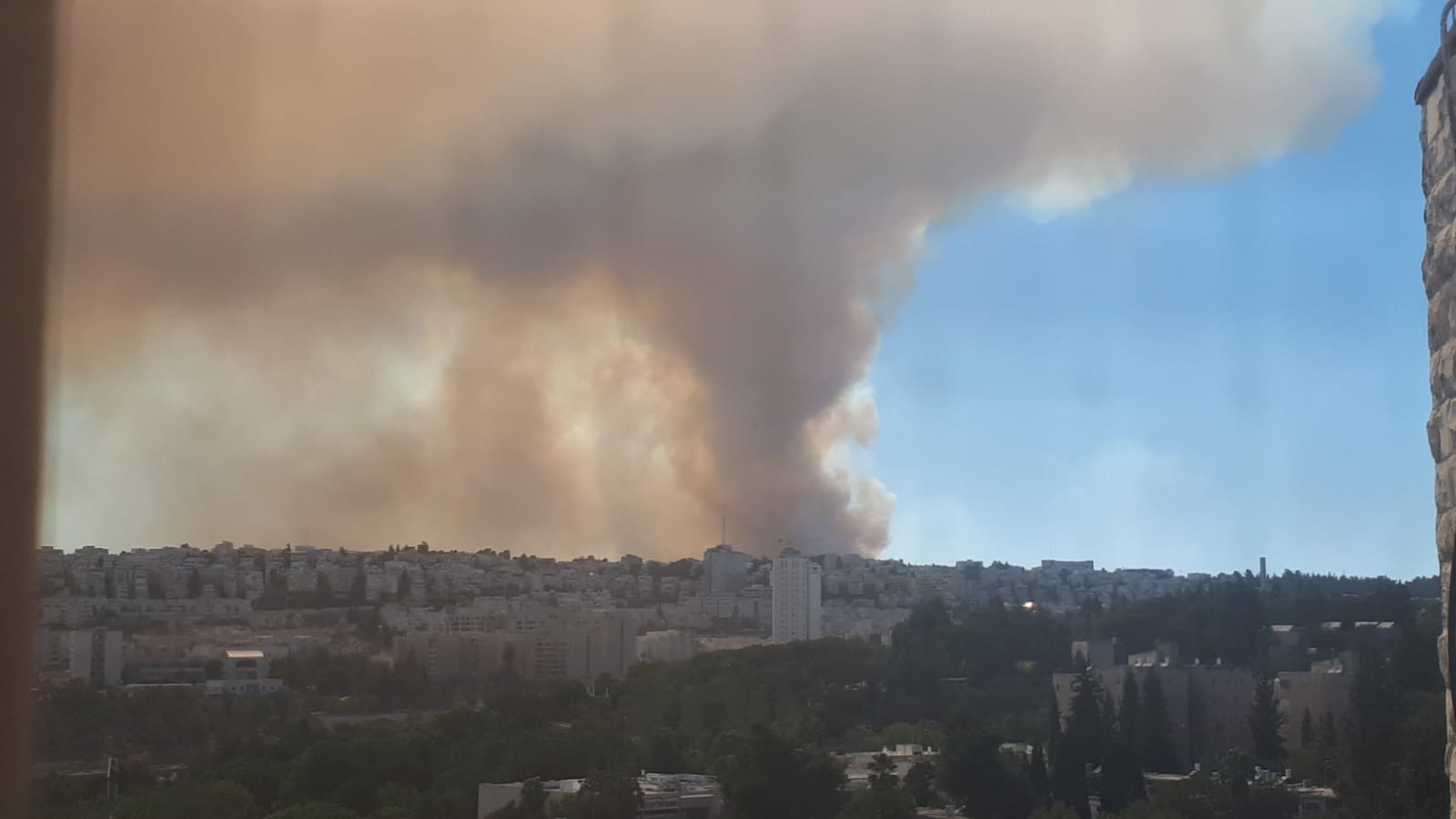 שריפת ענק במבואות ירושלים: עד כה ללא שליטה על האש