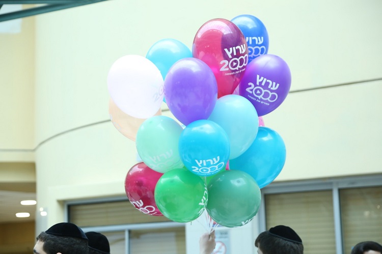 שום דבר לא יעצור את השמחה: ערוץ 2000 במסיבת חנוכה באסף הרופא