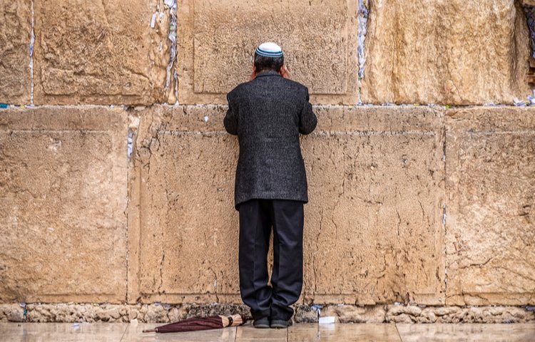 תפילה למציאת דירה (צילום: leshiy985/shutterstock)