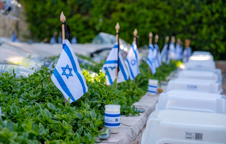 תפילת לתחיית המתים. (צילום: Ilya Zuskovich/shutterstock)