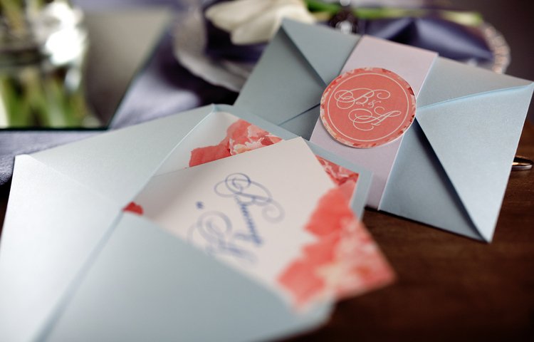 האם מותר לחלק הזמנות בשבת? (צילום: Viktor Lysenkov/shutterstock). האם מותר לחלק הזמנות בשבת?