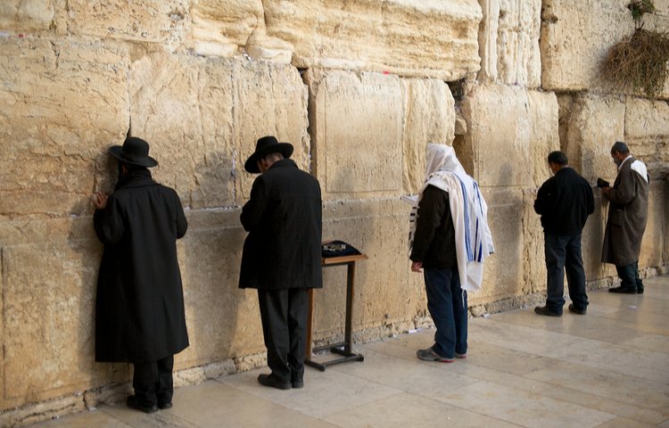 האם מניחים תפילין בצום יז בתמוז? הנחת תפילין בצום יז בתמוז. (צילום: Rudy Mareel/shutterstock)