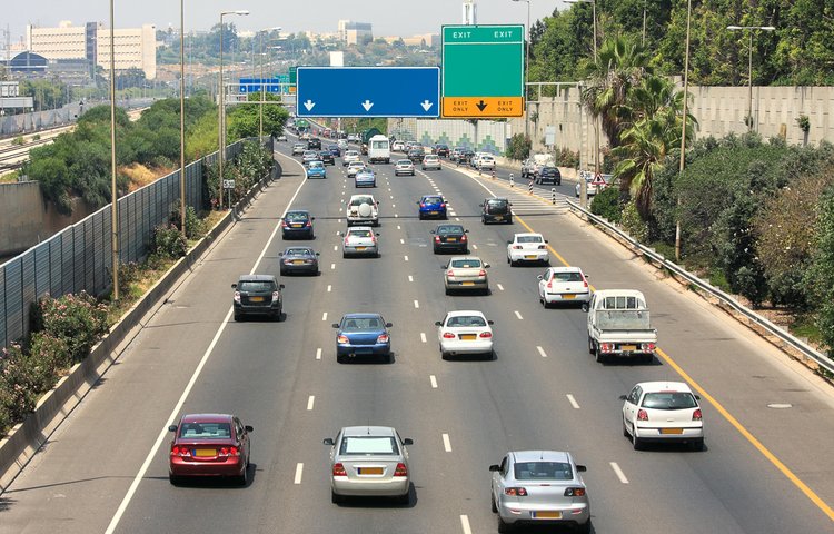 איך עושים בדיקת חמץ ברכב? בדיקת חמץ באוטו. (צילום: Rostislav Glinsky/shutterstock)