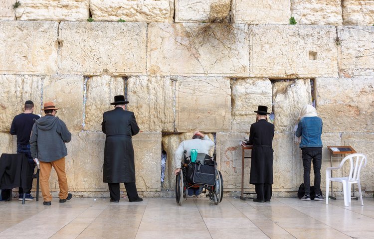 למה צמים בעשרה בטבת? (צילום: Lucky-photographer/shutterstock)