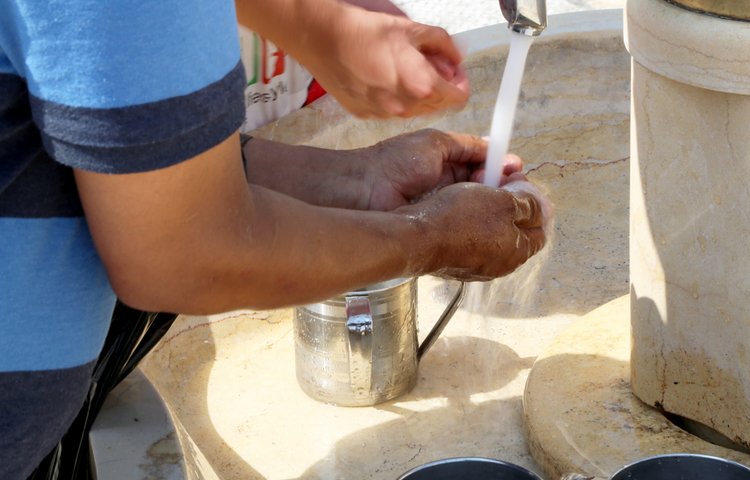 האם מותר לדבר אחרי נטילת ידיים? (צילום: OLEKSANDR75/shutterstock)