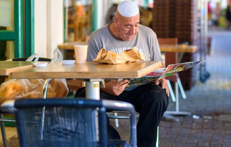 האם מותר לקרוא עיתון בשבת?(צילום: Inna Reznik/shutterstock)