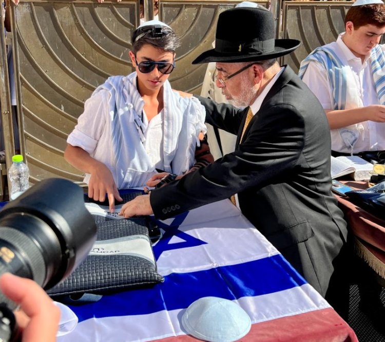 הרב זביחי מנחה את הילד איך מניחים תפילין