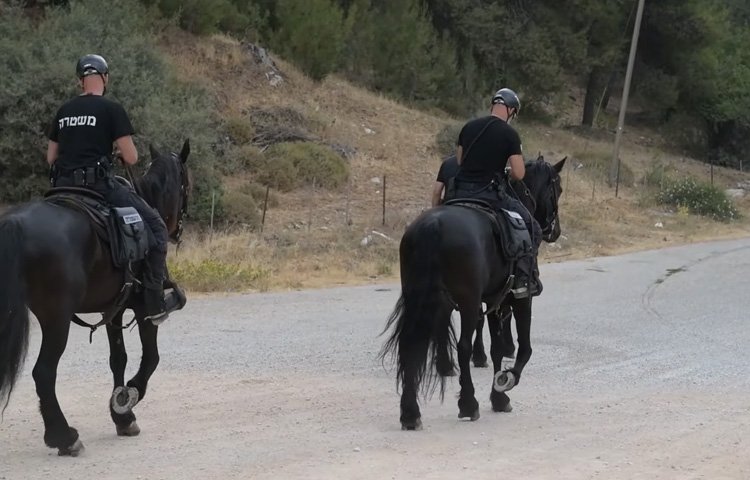 (מתוך החיפושים של מוישי) מוישי קליינרמן בגדים (צילום: דוברות המשטרה)