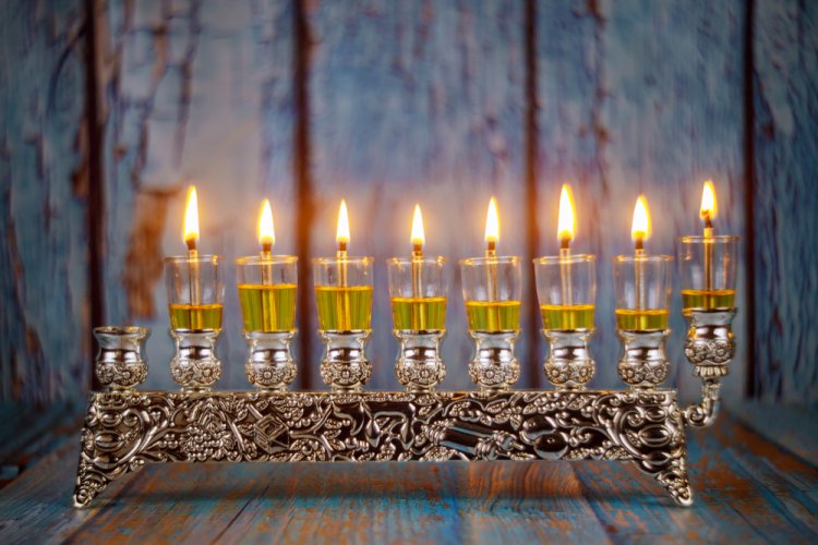 איסור שימוש בנרות חנוכה (צילום: ungvar/shutterstock)