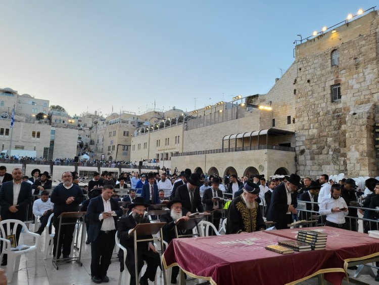 עצרת תפילה בכותל לרפואת הרב בעדני שליט"א 