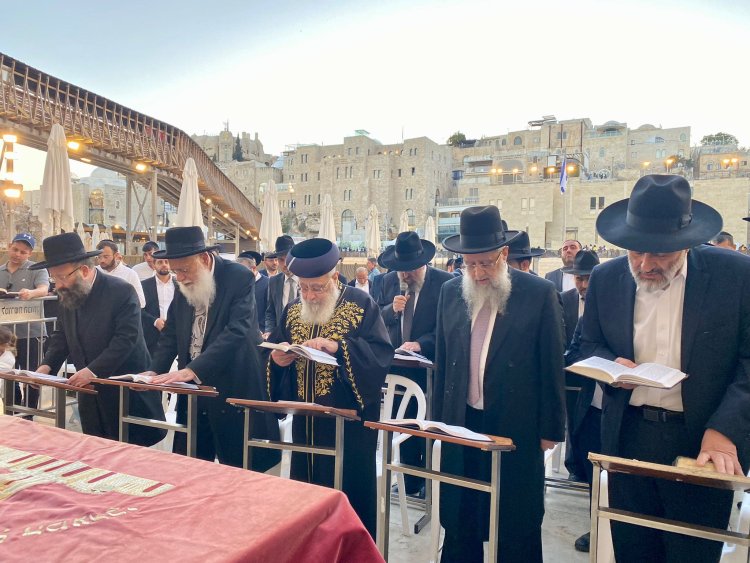 עצרת תפילה בכותל לרפואת הרב בעדני שליט"א 