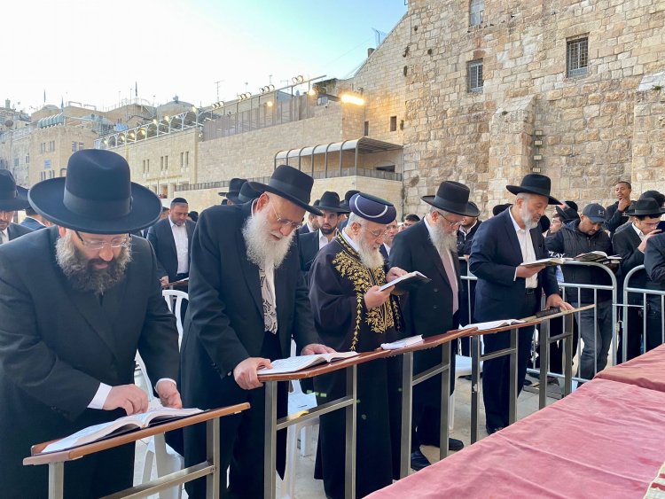 עצרת תפילה בכותל לרפואת הרב בעדני שליט"א 