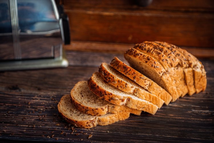 ברכה על לחם פשתן (צילום: Ronnie Chua/shutterstock)